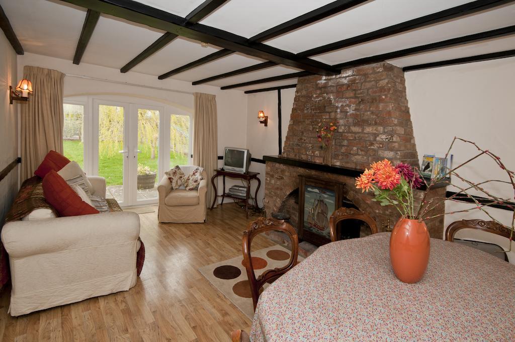 Tros Yr Afon Holiday Cottages And Manor House Beaumaris Room photo